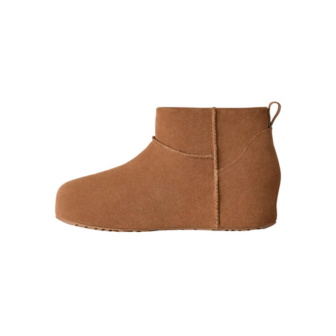 Stivaletto Donna Classic Mini Enwrap in pelle scamosciata e suola sagomata