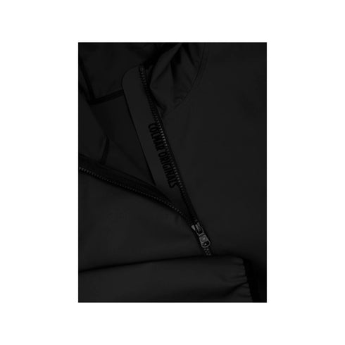 Dettaglio ravvicinato chiusura con zip e logo colore Nero