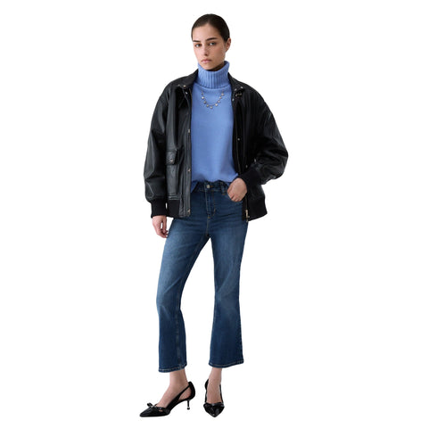 Jeans Donna con gamba bootcut denim blu modella intera frontale