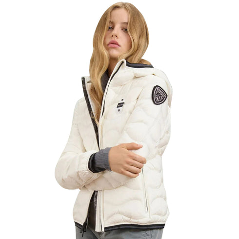 Piumino Donna corto Camelia, con impunture ondulate e patch logo sulla spalla