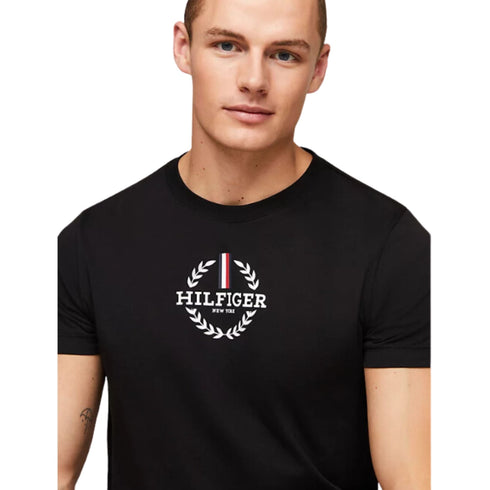 Tommy Hilfiger T-shirt T-shirt Uomo con logo stemma Nero - Francavilla Moda