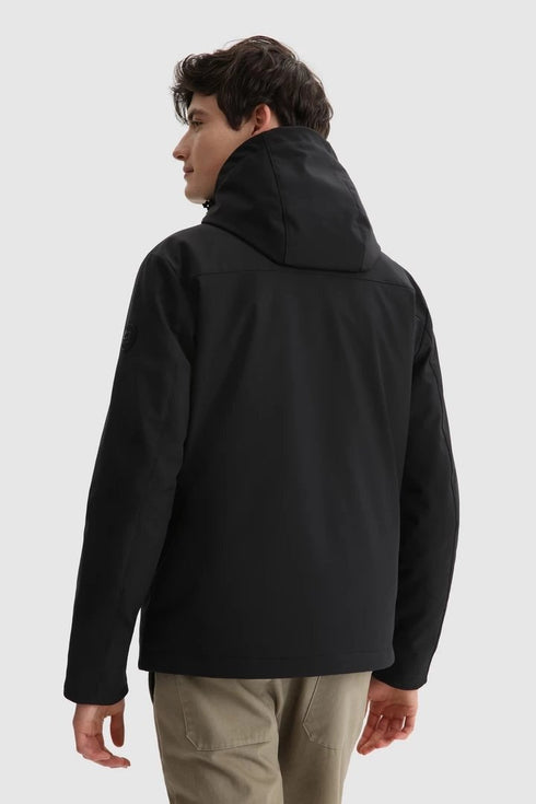 Piumino Uomo Pacific in Soft Shell con cappuccio regolabile Nero WOOLRICH- Francavilla Moda