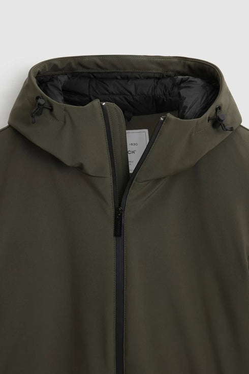 Piumino Uomo Pacific in Soft Shell con cappuccio regolabile Nero WOOLRICH- Francavilla Moda