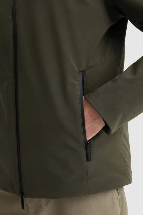 Piumino Uomo Pacific in Soft Shell con cappuccio regolabile Nero WOOLRICH- Francavilla Moda