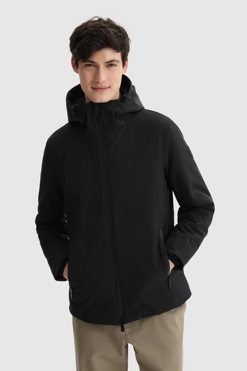 Piumino Uomo Pacific in Soft Shell con cappuccio regolabile Nero WOOLRICH- Francavilla Moda