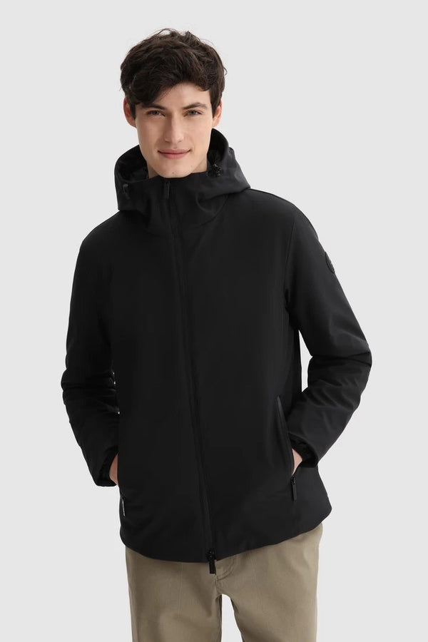 Piumino Uomo Pacific in Soft Shell con cappuccio regolabile Nero WOOLRICH- Francavilla Moda