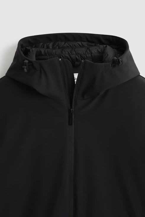 Piumino Uomo Pacific in Soft Shell con cappuccio regolabile Nero WOOLRICH- Francavilla Moda