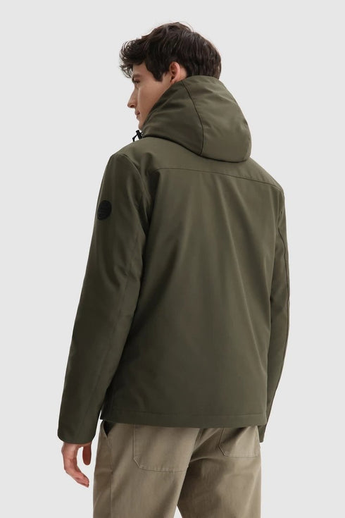 Piumino Uomo Pacific in Soft Shell con cappuccio regolabile Nero WOOLRICH- Francavilla Moda