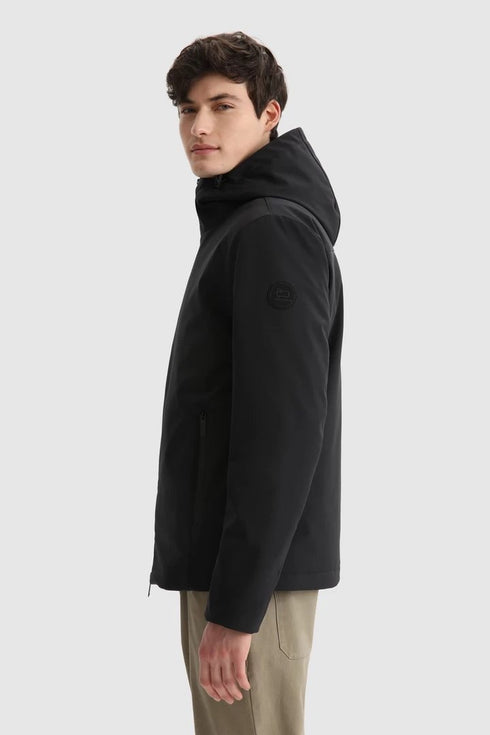Piumino Uomo Pacific in Soft Shell con cappuccio regolabile Nero WOOLRICH- Francavilla Moda
