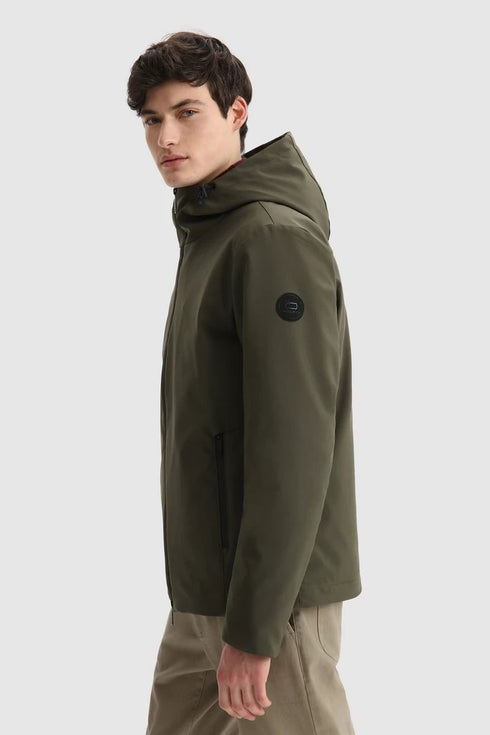 Piumino Uomo Pacific in Soft Shell con cappuccio regolabile Nero WOOLRICH- Francavilla Moda