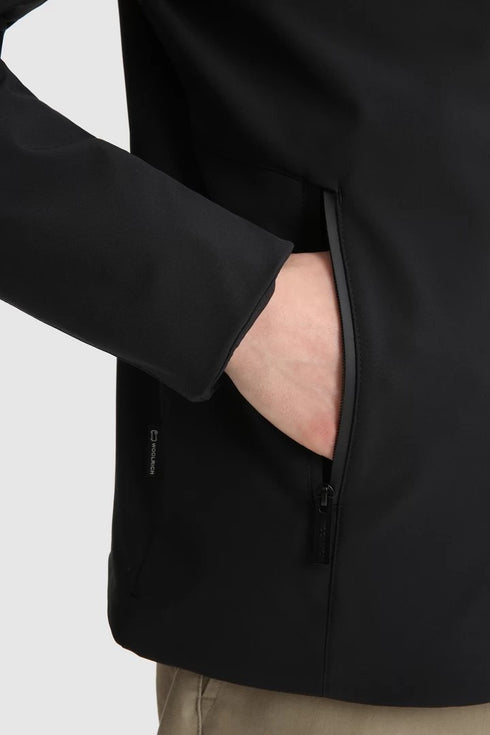 Piumino Uomo Pacific in Soft Shell con cappuccio regolabile Nero WOOLRICH- Francavilla Moda