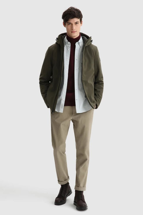 Piumino Uomo Pacific in Soft Shell con cappuccio regolabile Nero WOOLRICH- Francavilla Moda